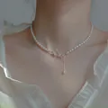 Elegante collana vintage di perle finte con brillanti ciondoli a farfalla sul collo. - 5658901
