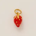 Detail van een levendige rode aardbeien hanger met gouden accenten. - Aardbei