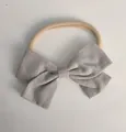 Fascia per capelli per neonati in nylon morbido con fiocco in lino grigio chiaro. - 42T