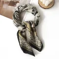 Elegante foulard quadrato piccolo in finta seta con stampa floreale da donna - 70x70cm / Crema Floreale