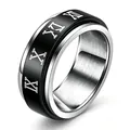 Gros plan d'une bague rotative en acier titane avec chiffres romains sur bande noire - 19# / Argent antique