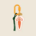 Verspielter karottenförmiger Taschenanhänger mit orangefarbenem Karabiner und Quaste - Karottenanhänger