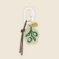 Taschenanhänger mit Olivenzweig-Motiv, weißem Karabiner und dekorativer Kordel - Olivenzweiganhänger