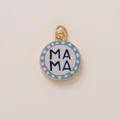Détail d'un pendentif en acier doré avec texte MAMA sur fond bleu à pois blancs - Pendentif MAMA Rond Bleu