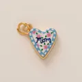 Gros plan d'un pendentif en cœur avec motif floral 'Mom' et placage en or 18 carats - Pendentif Mom Coeur Bleu