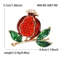 Vue détaillée d'une broche grenade en émail avec dimensions et poids sur fond blanc. - Perle Rouge Or Kc 3087-rd