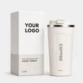 Dettaglio di un bicchiere da caffè minimalista da 510 ml in acciaio inox isolato - Gen 2 Bianco (Stampa COFFEE)