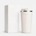 Detail eines minimalistischen 510 ml vakuumisolierten Edelstahl-Kaffeebechers mit Box - 510ml / Gen 2 Weiß (COFFEE Druck)