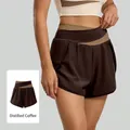 Short de yoga professionnel bicolore taille haute en couleur Distilled Coffee - Café Distillé (Nouveau) / S