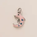 Détail d'un pendentif dauphin en émail rose avec des motifs de cœurs bleus pour DIY - Ornement Dauphin Rose