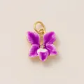 Vue détaillée d'une breloque orchidée en émail violet avec base en cuivre doré pour bijoux - Pendentif Fleur Blanc-Violet