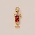 Vue détaillée d'un pendentif en forme de verre à cocktail doré avec émail rouge et cristaux - 8 Pendentifs Cocktail