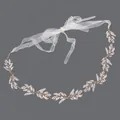 Elegante diadema nupcial dorada con brillantes diamantes de imitación y cinta blanca - Diadema Dorada Con Forma De Enredadera Hs-j5025g