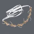 Elegantes Blumen-Strass-Stirnband mit goldenen Blättern und weißen Satinbändern - Haarband Mit Goldener Blume Und Blatt Hs-j6253