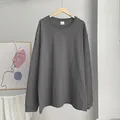 Oversized donkergrijs katoenen T-shirt met lange mouwen en geribbelde manchetten aan wand - M / Tops / donkergrijs