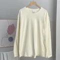 Detailweergave van een losvallend lichtgeel 220g puur katoenen gebreid T-shirt met mouw - M / Tops / Broken Wit