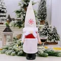 Funda para botella de vino de gnomo navideño con gorro de copo de nieve - Estilo trenzas (Mujer) / Rojo