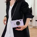 Elegante bolso bandolera morado con forma de cámara y una fina cadena plateada - 10 / Púrpura