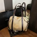 Elegante borsa tote in tela beige con doppie tracolle in pelle marrone pregiata - Cachi