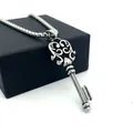 Primo piano del ciondolo a chiave punk vintage in acciaio inox con motivi decorativi - Ciondolo Solo (Senza Catena)
