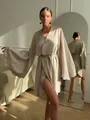 Élégant peignoir en soie champagne avec de larges manches évasées et une ceinture à nouer - S / Hauts / Bleu foncé