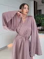 Peignoir élégant en satin de soie mauve avec manches évasées à volants et une ceinture. - S / Hauts / Mauve Clair