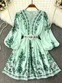 Detailweergave van een mintgroene bohemian jurk met V-hals en lange pofmouwen. - S / Boven- En Onderstuk / Muntgroen