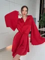 Peignoir élégant en satin rouge avec des manches cloche spectaculaires et une ceinture. - S / Hauts / Rouge