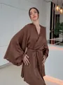 Peignoir court marron élégant avec manches trompette larges et ceinture nouée - S / Hauts / Café