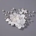 Pince à cheveux fleur blanche faite main avec perles pour mariages - Pince À Cheveux Polyvalente En Forme De Fleur Hs-j6982s