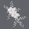 Barrette à cheveux élégante avec fleurs blanches faites main, perles et cristaux. - Pince À Cheveux Florale Hs-j7399s