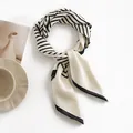 Elegante foulard quadrato in finta seta a righe bianche e nere da donna accessorio moda - 70*70cm / Bianco (FH22-5047-1)