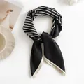 Elegante foulard quadrato piccolo in simil seta a righe bianche e nere per donna - 70*70cm / Nero (FH22-5047-2)
