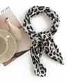 Elegante sciarpa in seta leopardata per donna, accessorio chic per il collo variante - 70*70cm / Stampa Leopardata Grigia (FH22-5051-2)