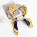 Foulard quadrato in finta seta con stampa floreale geometrica gialla e blu scuro. - 70*70cm / Blu Reale (FH23-5246-1)