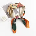 Foulard quadrato in finta seta con stampa floreale verde e arancione da donna - 70*70cm / Verde Scuro (FH23-5246-4)