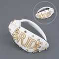 Diadema de fiesta blanca acolchada con letras 'BRIDE' en cuentas doradas y pedrería - Diadema Blanca Con Pedrería Ts-j3339wg