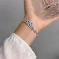 Eleganter silberner Wisterien-Charm-Armreif mit hellblauem Emaille und Kristallen - Gradient Blumen Kunstperlenarmband