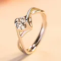 Elegante anillo ajustable en tono plateado con una piedra de circonita redonda - Estilo Beso de Ángel / Plateado