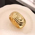 Detalle macro de un brazalete de aleación dorado texturizado con apertura de resorte ajustable - Estilo de Rosca Espiral (As0145)
