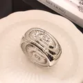 Primer plano de brazalete de aleación con acabado plateado y textura irregular - Estilo de Rosca Espiral (As0146)