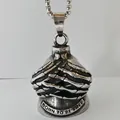 Λεπτομερής προβολή του κουδουνιού προστασίας μοτοσικλέτας με σχέδιο χεριού σκελετού - Στυλ Κολιέ Παλάμη Σκελετού (1)