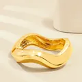 Elegante brazalete de aleación chapado en oro con un diseño único de ondas irregulares - Onda Geométrica Ancha (As0041)