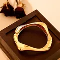Brazalete abierto de aleación dorada irregular con acabado pulido y liso - Geométrico de Ondas Estrechas y Anchas (As0042)