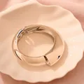 Elegante brazalete minimalista de aleación de oro rosa con cierre de resorte - Superficie Curva Asimétrica (As0044)