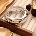 Brazalete metálico irregular con apertura de resorte en acabado plateado pulido - Bordes Curvos Grandes y Pequeños (As0111)