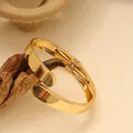 Brazalete moderno de aleación dorada con diseño abierto de resorte irregular y lujo - Dislocación Plana (As0113)