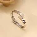 Brazalete minimalista de aleación plateada con diseño envolvente irregular y bisagra - Dislocación Plana (As0110)