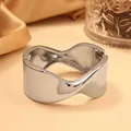 Elegante brazalete de aleación plateada con ondas irregulares y apertura de resorte - Lazo de Borde Retorcido (As0119)