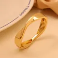 Elegante brazalete dorado minimalista de aleación con diseño torcido irregular para mujer - Textura Retorcida (As0114)